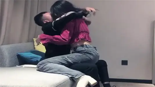 廣州新晉極品約炮：酒紅低胸誘惑小姐姐