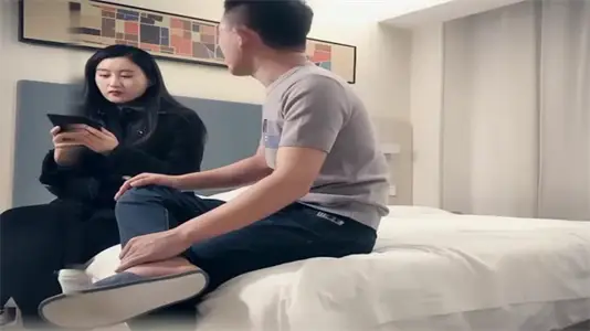 新人下海御姐兼職外圍！撲倒強吻撕黑絲，狂揉奶子吮吸乳頭