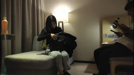 加錢哥深夜約操年輕嫩妹 ，開檔吊帶絲襪 ，扶著細腰後入猛頂