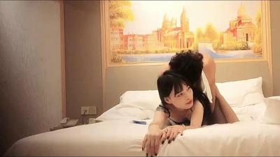 黑絲騷妹，bb讓仔細看看，被草喊著使勁操我小bb。