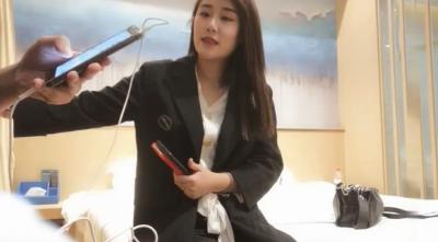 四眼男獵豔四川實習期畢業美女，大學嫩妹初次約炮緊緻嫩穴