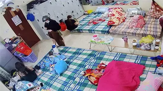 高端足浴會所偷拍：極品技師睡前裸身調情，香豔更衣秀火辣身材！