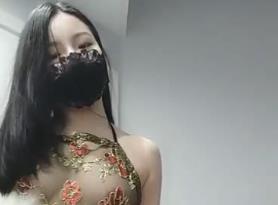 新人校花主播藍兔子激情自慰大秀：無毛嫩穴溼漉漉，扇子舞撩人至極！