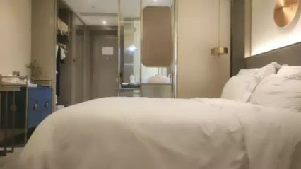 【小馬尋花】今夜約20歲外圍小姐姐，膚白貌美，甜美乖巧，特寫摳穴，口交給力啪啪，勁爆佳作