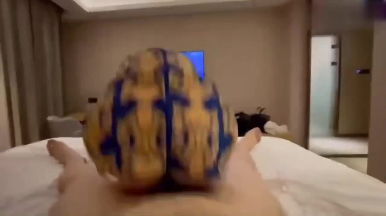 某男企业白领分享在公司白嫖了三年的人妻女同事，后入打得屁股都红了