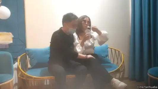 约个带墨镜的少妇，激情操逼，喜欢不要错过