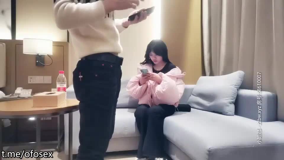 约了个粉色外套长腿妹子啪啪，舌吻拨开内裤摸逼69口交后入大力抽插