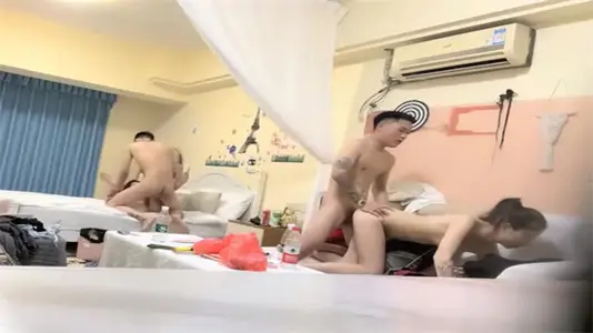 99年嫩妹美甲師互換配偶 兩男三女5P混戰淫趴高潮迭起