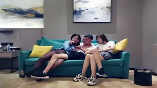 【雙飛盛宴】性感嫩妹左右夾擊！風騷嫵媚齊上陣伺候黃先生