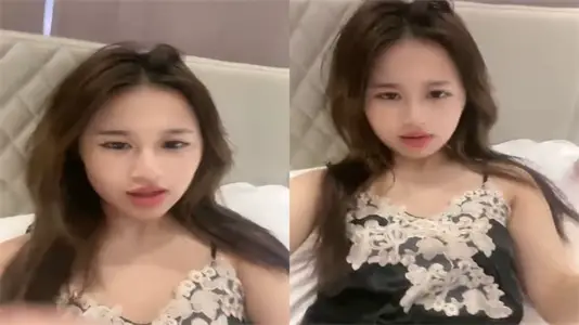 飢渴人妻掰開嫩穴求歡，老公猛操淫水四濺