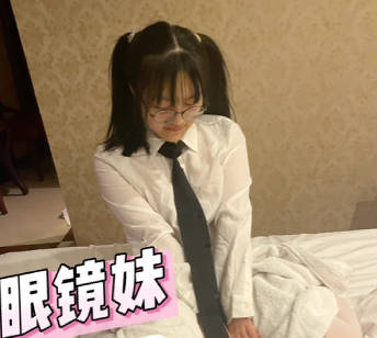 麻豆映畫傳媒・大奶女高中生逃學約會校外男友・深情小呂布