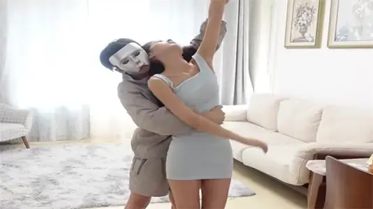 極品騷房東靈靈主動獻身，租客房內溼身誘惑啪啪直叫！