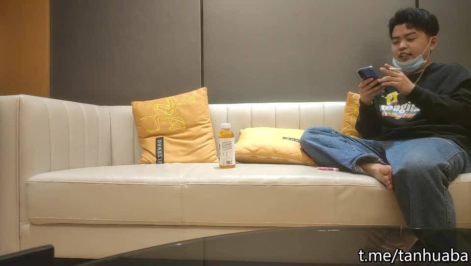 【我有一臺拖拉機】，今夜轉換風格，精品外圍小姐姐，一對大胸真閃亮，沙發性愛，超清鏡頭完美