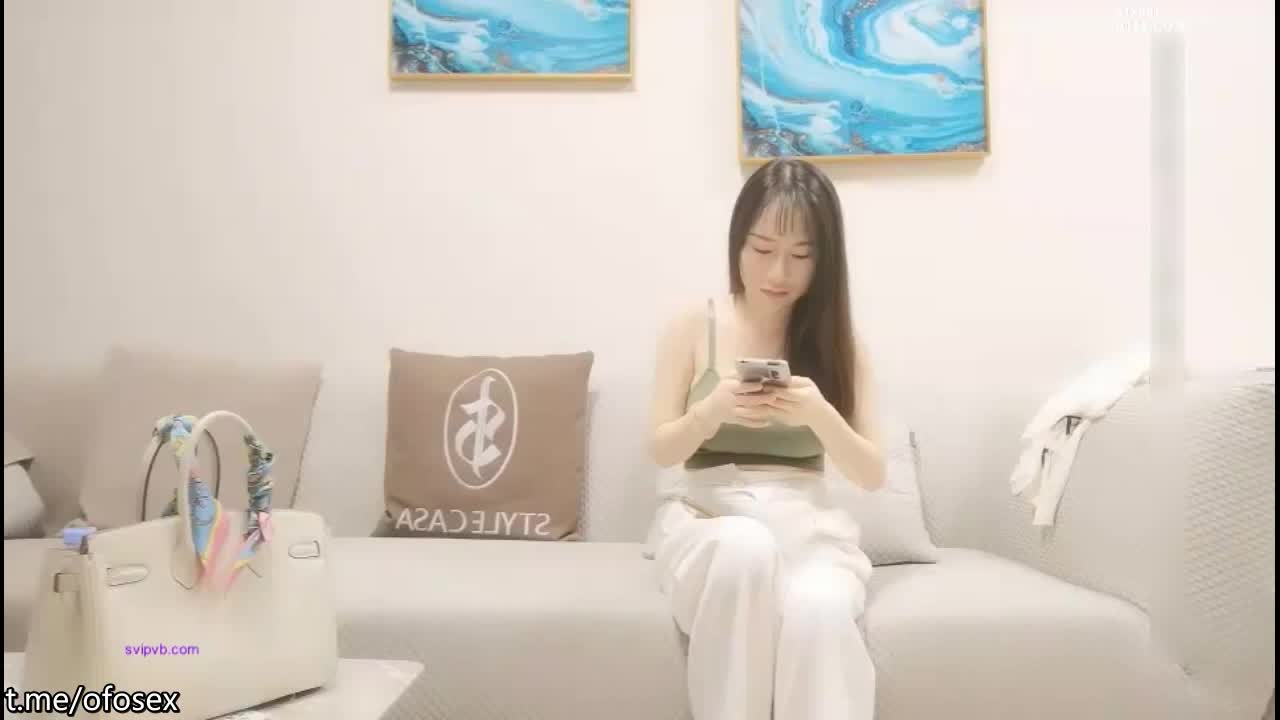 豐滿性感御姐約到酒店這打扮美味撩人白色長褲吊帶緊身裹胸衣乳溝深深啊抵擋不住用力舔吸盡情啪啪