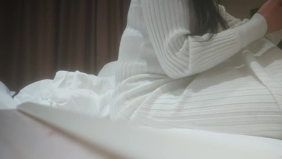 【搞沐足按摩女】，1500網約漂亮小少婦，網紅臉，極品美乳，進門輕車熟路拉窗簾，近景啪啪，騷穴淫液噴湧超刺激