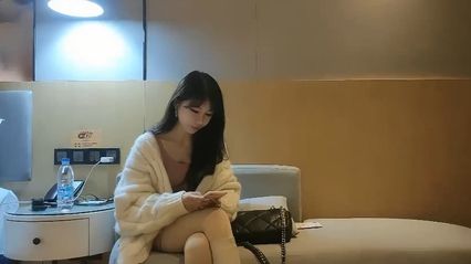 极品探花 小哥哥上场约啪高颜值性感妹子，沙发上调情后马上暴力抽插开操 妹子被草到呻吟不止