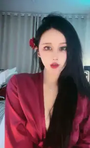 極品網紅女神奶油肌誘惑！性感睡衣大紅唇，大肥臀特寫掰開嫩穴，無毛騷穴套弄假屌瘋狂騎乘