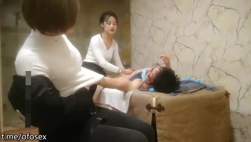 大哥真會玩，找了個高顏值的女神妹子玩打飛機，還把領班叫來玩奶子