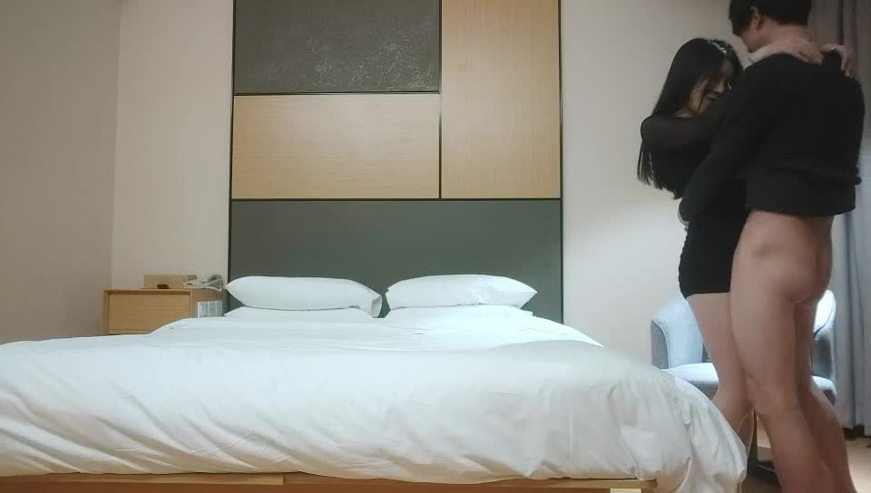 开发探索 紧接第二场依旧顶级美女，包臀裙肉丝这妹子好骚，手指猛扣骚穴，穿着高筒靴操，多种姿势爆操