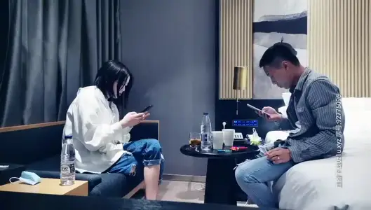 外圍妹子，脫掉外面衣服，裡面居然穿著女僕套裝