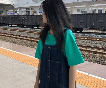 海角社區.讓18歲的小妹妹穿上半腿襪一起多人5P