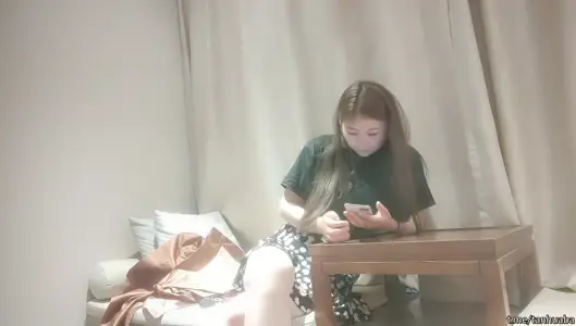 【唄哥探花】，良家氣息濃郁的小少婦，一把扯開內褲摳穴，白嫩聽話口交賣力，後入水聲潺潺慾望強烈