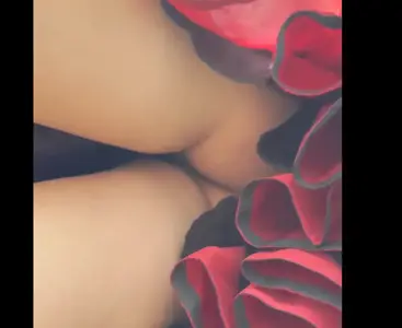 商場紅裙長髮尤物裙底真空，陰毛騷穴高清偷拍，翹臀搖曳勾人慾火