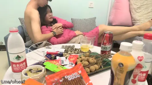 【瘦猴先生探花】約操良家少婦，喝酒聊天調情，扒掉衣服看肥穴，近距離視角，正入爆操