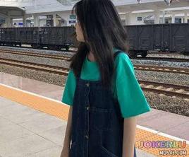 讓18歲的小妹妹穿上半腿襪一起多人5P