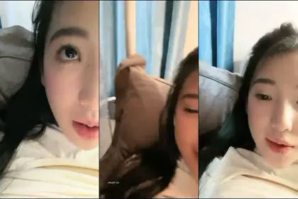 南京上学 真实校园宿舍 【大二学妹】。胸围34D，馒头粉逼，可以空降线下约，舍友在旁边