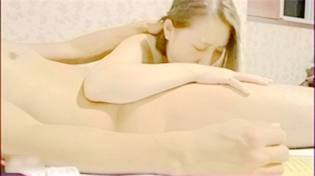 隔壁良家人妻经不住勾引丈夫出差邀请邻居到家里口爆...