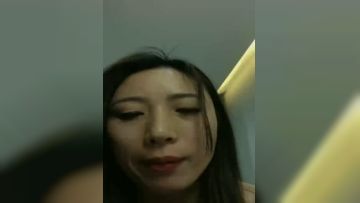 良家小少妇露脸宾馆一个人陪狼友撩骚，一再满足狼友的无理要求，看了奶子看逼逼还要自慰，裸身面对窗外刺激第01集