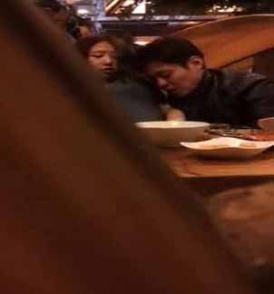 餐厅偷拍对面台一对酒餐饭饱在疯狂吃奶舔逼店长上前怒斥