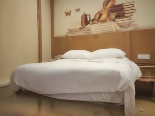 修长美腿高端外围美女齐逼小短裤按头口交非常熟练特写扣穴站立后入撞击