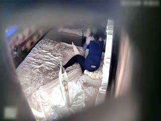 精品特色宾馆偷拍胸大性感的气质美女不愿意在炮椅上被男友操跑到下面后又被抱到床上狠狠干了2次,肤白貌美!