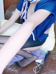 18清纯乖巧小虎牙萌妹，新到空姐制服套装，开档黑丝高跟鞋，和小男友激情啪啪，骑乘爆插粉穴美臀