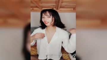 纤细骨感--小小美娇娘❤️，黑丝、小美腿、高跟鞋，与这小脸蛋真是绝配，和网友一起看黄色小说，看得身体发热自慰插骚逼，叫骚声过瘾瘾！第03集