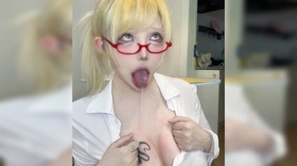 顶级阿黑颜福利姬，翻白眼吐舌头自慰，潮吹喷水口交样样精通，看到鸡巴的表情也太渴望得到了吧