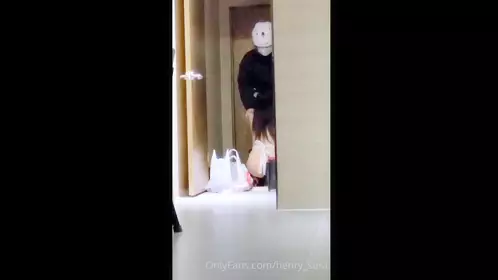 _绿妻大神记录极品淫荡娇妻『亨利夫妇』喷血全裸诱惑取外卖 色诱骑手小哥 口爆采精才让离开