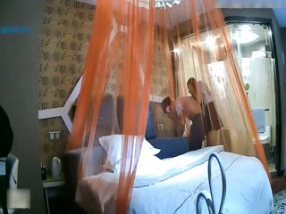 这是啥主题酒店啊有炮机铁链单眼皮小胖和制服女友看着动作片啪啪