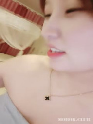 生活不易,待产孕妇挺著大肚子坚持开播,赚点奶粉钱,奶子分泌好多奶水,大哥凑上吃