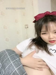 丰满身材大白巨乳妹子露奶自慰诱惑，从下往上视角晃动奶子厕所跳蛋塞入，震动高潮出水呻吟娇喘