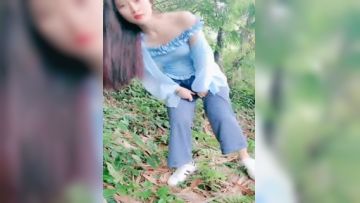 竹林中大战网红脸女神，苗条好身材后入操 逼，掰腿侧入，感觉像是女人带了假道具