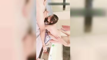 风骚人妻露脸在家伺候两个小哥激情啪啪，前插后入爆草蹂躏激情上位让小哥玩奶子，逼被草着嘴里还塞鸡巴好骚 - 国产自拍