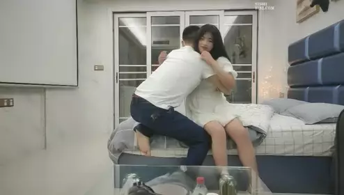 扒掉衣服立马舔吸套弄揉搓呻吟销魂分开美腿扶着鸡巴猛力进出啪啪噗嗤