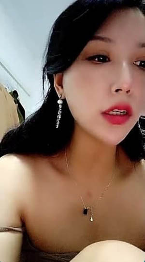 大一骚妹子放假跟大哥激情啪啪 揉着骚逼给大哥口交大鸡巴 后入玩着奶头爆草呻吟