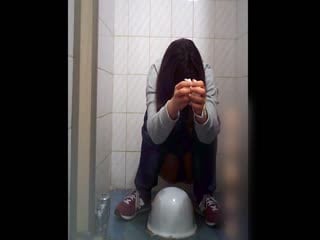 办公楼女厕全景偷拍老板的大长腿秘书⭐人美B也美⭐拍了她一个星期