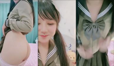 双马尾萝莉JK制服诱惑！撩裙掰开紧致嫩穴，肥臀摇晃假屌磨蹭出水