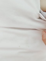 白虎一线天馒头B学生嫩妹独自在家妈妈的男同事来有事兽性大发用金钱语言哄骗嫩妹啪啪啪射了好多过程刺激对白精彩