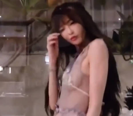 外围美女天然美乳 大肉棒一通摧残 完事不忘给嫖客按摩